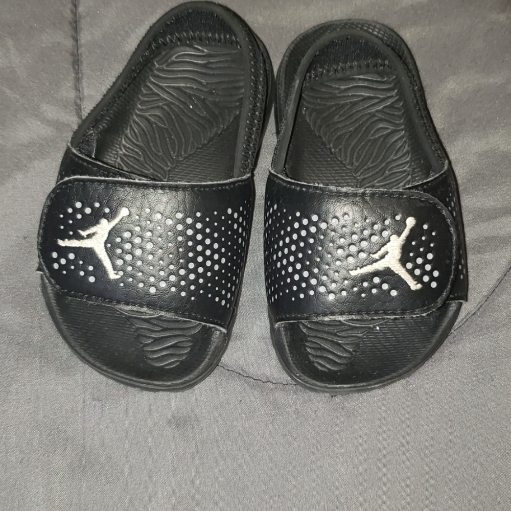 Like new kids Jordan slides